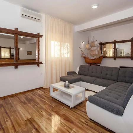 My Dalmatia - Seaside Marin With Private Heated Pool Ferienhaus *